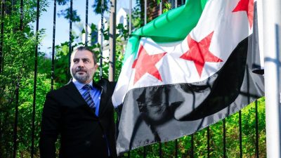 Suriye bayrağı, ABD’nin başkenti Washington’daki Suriye Büyükelçiliği konutunda göndere çekildi.