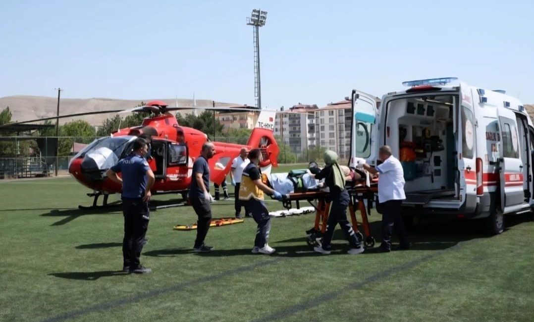 Malatya’nın Darende ilçesinde traktörden düşerek yaralanan bir kişi, ambulans helikopterle