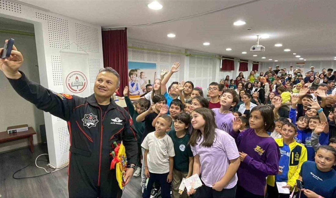 Türkiye’nin ilk astronotu olan Alper Gezeravcı yeni eğitim-öğretim yılının ilk