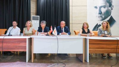 Yunusemre Belediyesi ev sahipliğinde, Dünya Alzheimer Günü kapsamında düzenlenen panelde,
