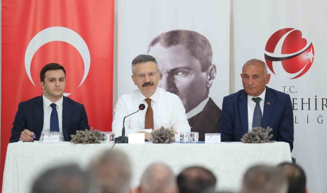 Vali Aksoy, Han ilçesinde düzenlenen Muhtarlar Toplantısı’nda mahalle muhtarlarıyla bir