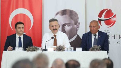 Vali Aksoy, Han ilçesinde düzenlenen Muhtarlar Toplantısı’nda mahalle muhtarlarıyla bir