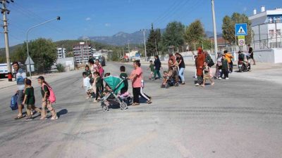 Antalya’nın Kumluca ilçesinde, D-400 kara yolundan her gün yüzlerce öğrencinin
