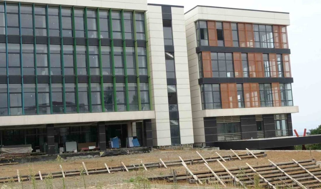 Karadeniz Teknik Üniversitesi (KTÜ) bünyesinde bulunan Diş Hekimliği Fakültesi, yaklaşık