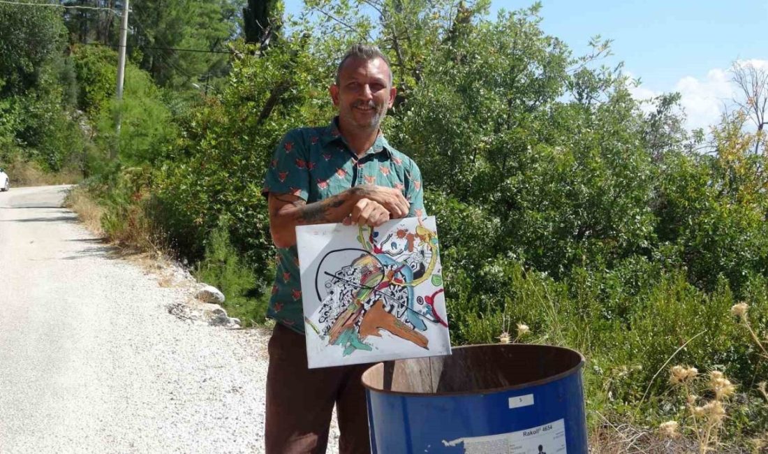 Antalya’nın Kaş ilçesinde yaşayan ressam, 11 yıldır yaptığı tablolarını çöpe