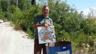 Antalya’nın Kaş ilçesinde yaşayan ressam, 11 yıldır yaptığı tablolarını çöpe