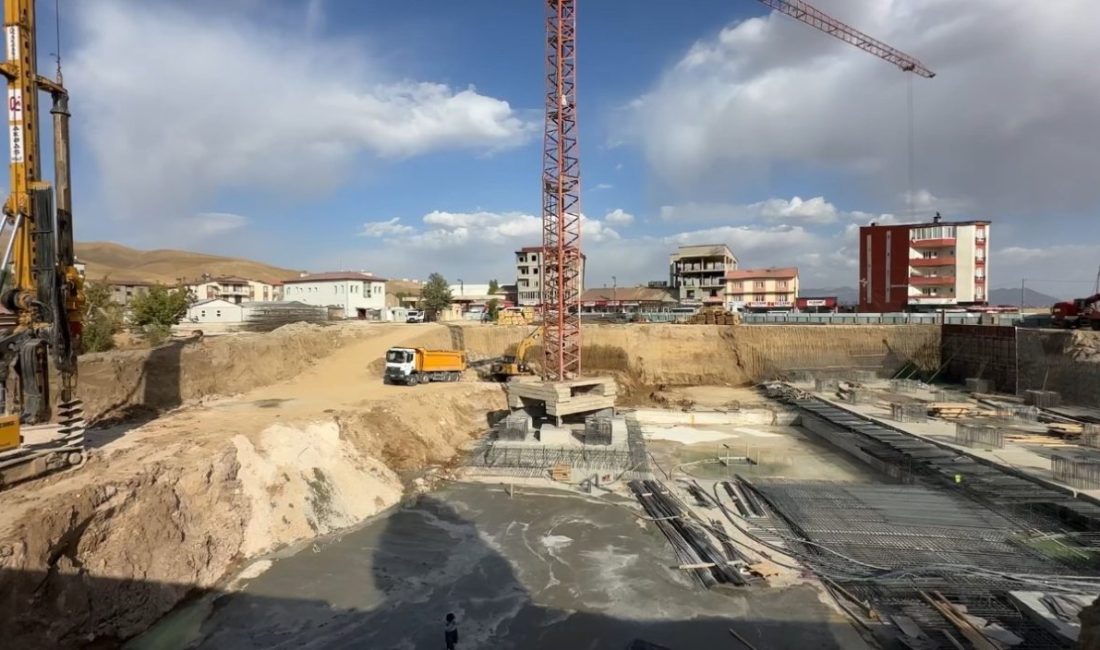 Hakkari’nin Yüksekova ilçesinde yapımı süren 100 yataklı devlet hastanesi inşaatında