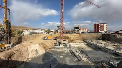 Hakkari’nin Yüksekova ilçesinde yapımı süren 100 yataklı devlet hastanesi inşaatında