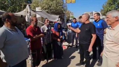 Şanlıurfa’nın Viranşehir ilçesinde belediyenin zabıta müdürünün, pazarcı esnafını sıraya dizip