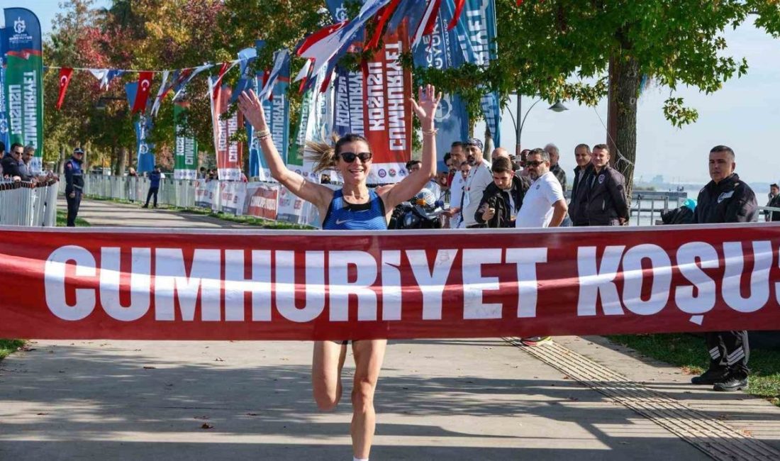 Kocaeli’de Cumhuriyet’in 102. yılı dolayısıyla düzenlenen 12. Uluslararası Cumhuriyet Koşusu’na,