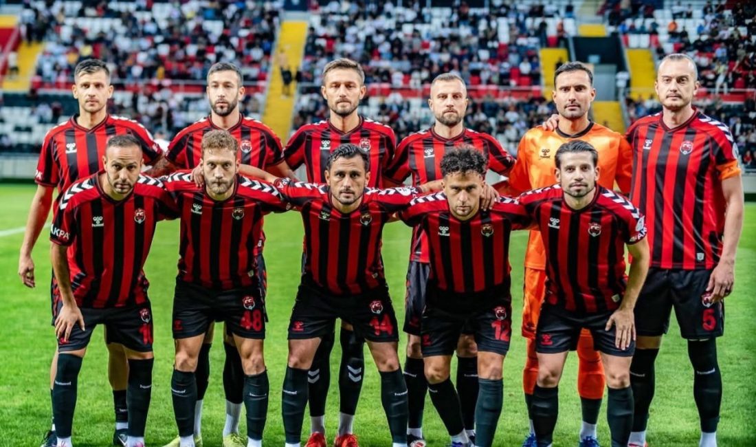 TFF 2. Lig Beyaz grupta mücadele eden 24Erzincanspor futbolcuları yaptıkları