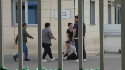 Antalya’da bir parktaki bankta hareketsiz duran genci görenlerin ihbarı üzerine