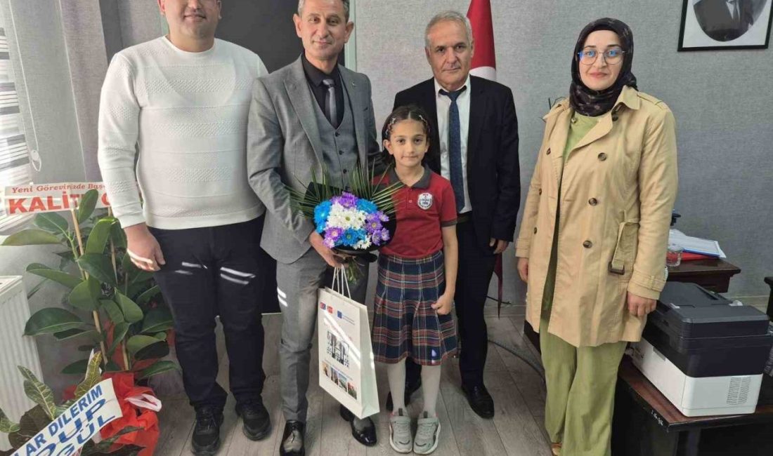 50 metre serbest yüzmede Türkiye rekoru kıran öğrenci ödüllendirildi Malatya’da 50 metre serbest yüzmede Türkiye rekoru kıran Muş Yeşilce