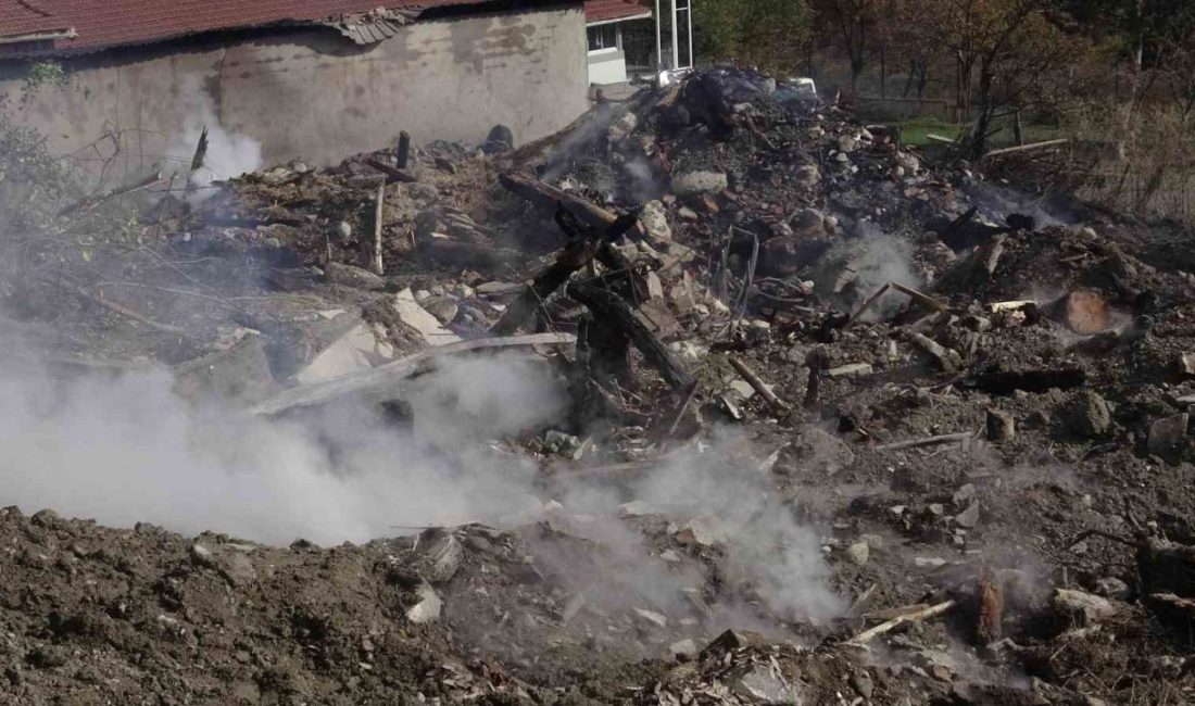 Çankırı’nın Yapraklı ilçesinde çıkan yangında 6 ev ve 1 ahır