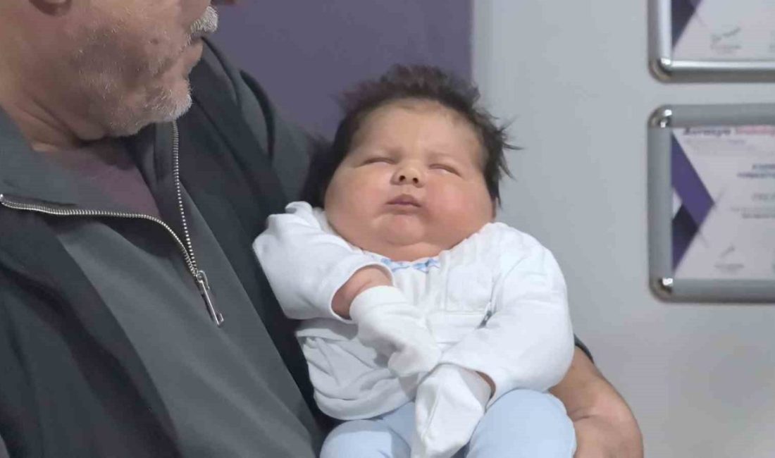 Bursa’nın İnegöl ilçesinde dünyaya gelen erkek bebek, ağırlığı ve boyutuyla