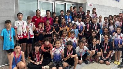 Cumhuriyet’in 102’nci yılı kutlamaları kapsamında Erzincan’da 40 sporcunun katılımıyla yüzme