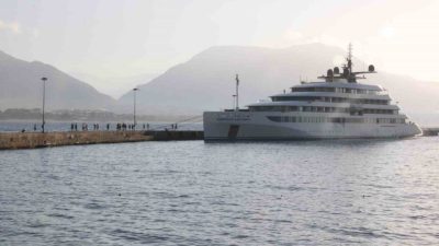 Antalya’nın Alanya ilçesine, Bahama Bandıralı ‘Emerald Azzurra’ adlı lüks gemi