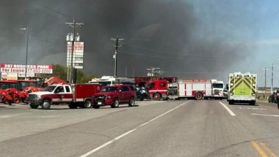 ABD’nin Teksas eyaletinde küçük bir uçağın tır ve karavanların bulunduğu