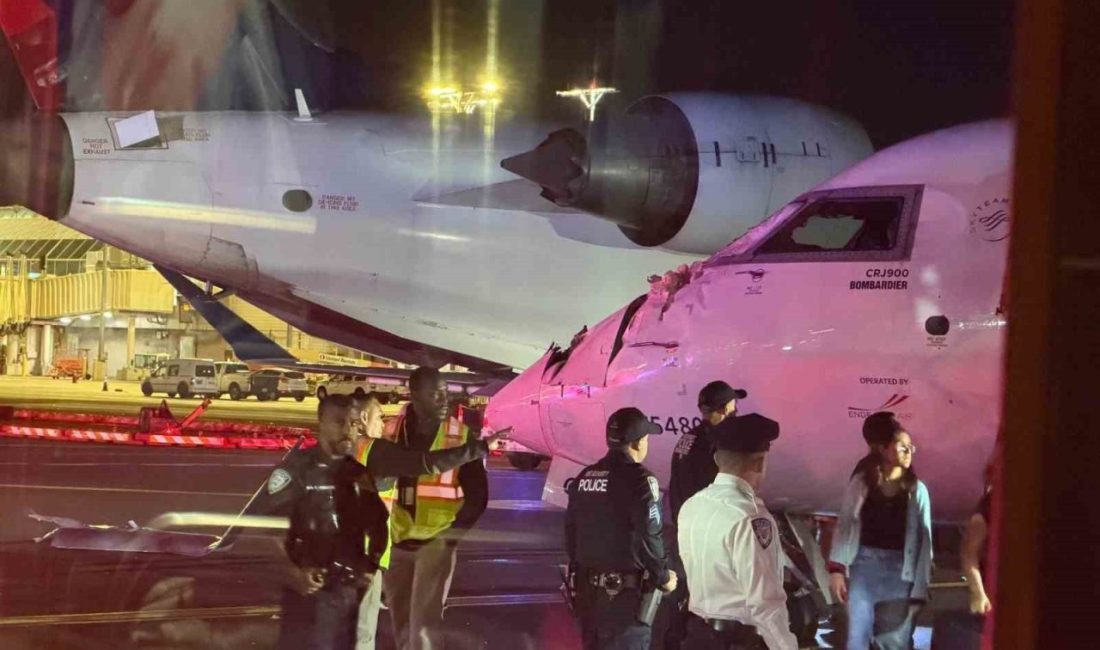 ABD’de bulunan LaGuardia Havalimanı’nda Delta Air Lines’a ait iki yolcu