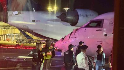 ABD’de bulunan LaGuardia Havalimanı’nda Delta Air Lines’a ait iki yolcu