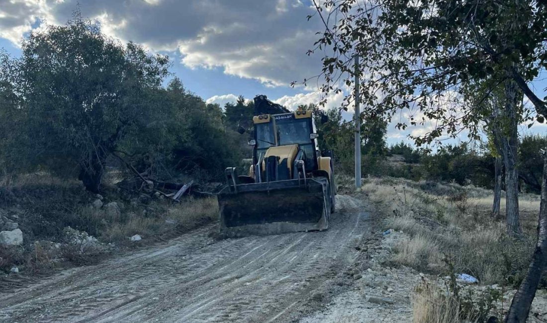 Denizli’nin Acıpayam ilçesinde, yağmur suları ve taşlar sebebiyle kullanılamayacak şekilde