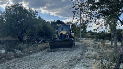 Denizli’nin Acıpayam ilçesinde, yağmur suları ve taşlar sebebiyle kullanılamayacak şekilde