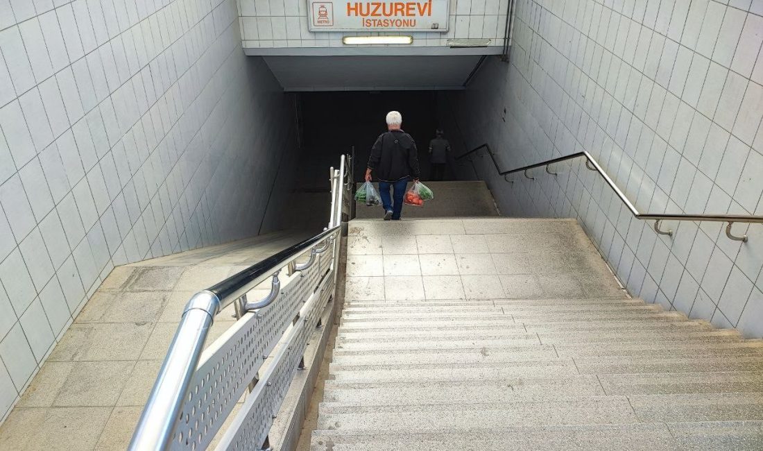 Adana’da 16 yıl önce hizmete giren metronun alt geçitlerinde yürüyen