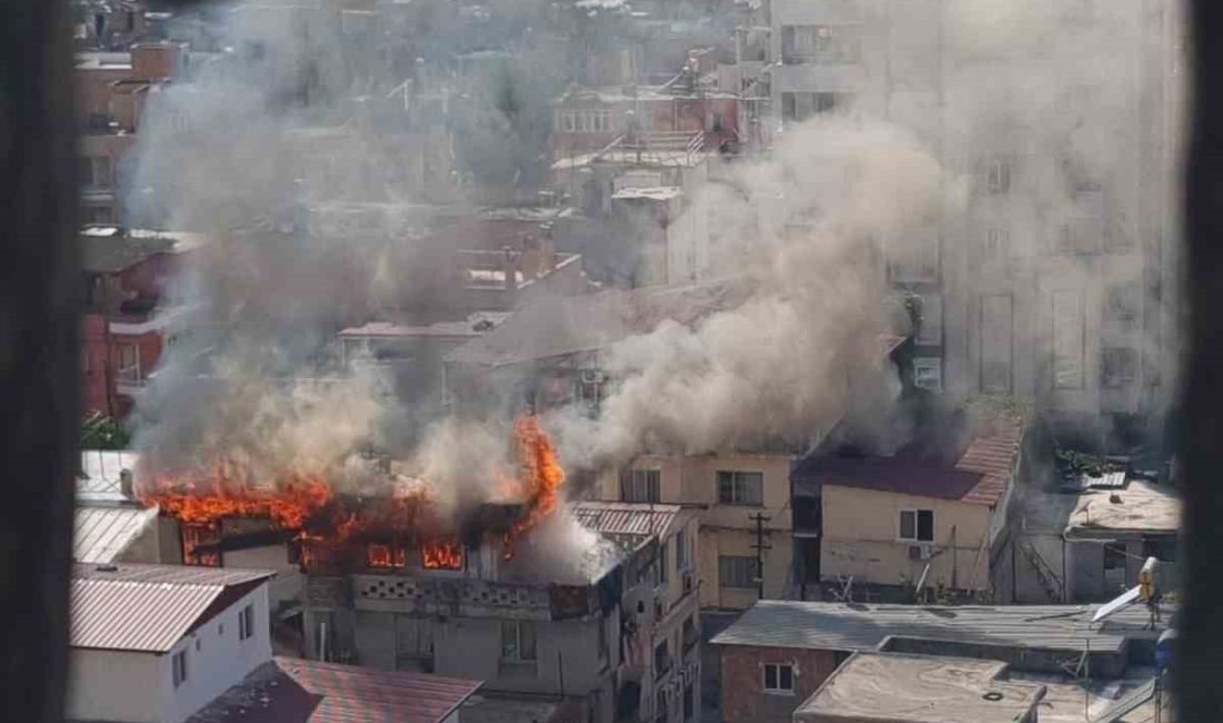 Adana’da 3 katlı ev yanarak kullanılamaz hale geldi Adana’da 3 katlı müstakil evin son katında çıkan yangın, itfaiye
