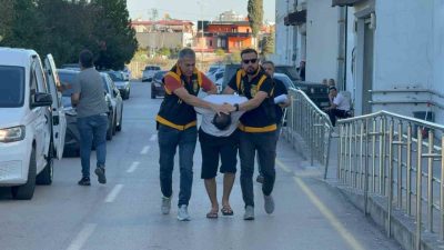 Adana’nın Seyhan ilçesinde, 8 yaşındaki çocuğu ayak bileğinden tutup acımasızca