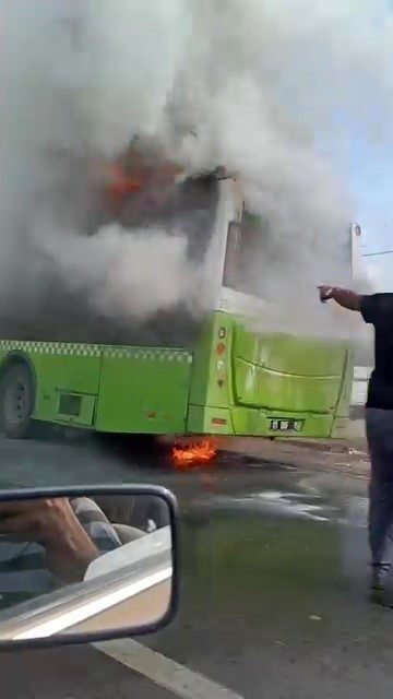 Adana’da belediye otobüsü alev alev yandı Adana’da belediyeye ait halk otobüsü yanarak kullanılamaz hale geldi. Olay,