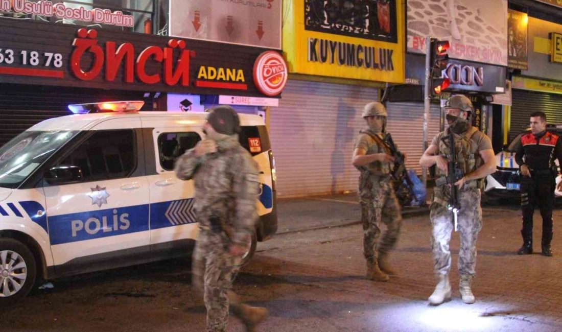 Adana’da, çay ocağına düzenlenen silahlı saldırıda devriye polis aracına mermiler