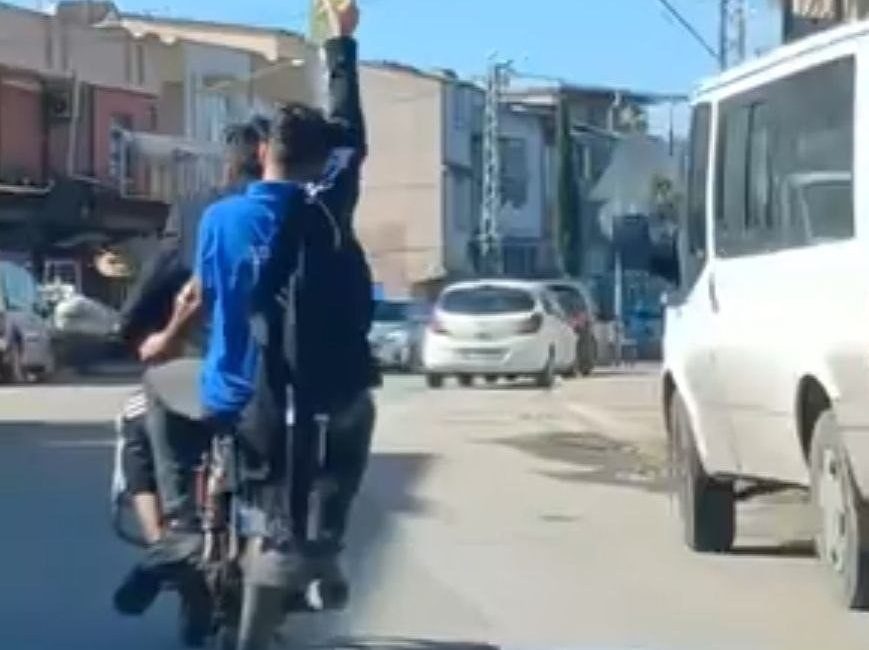 Adana’da kolunda serum takılı olan bir kişinin motosikletin arkasında yolculuk