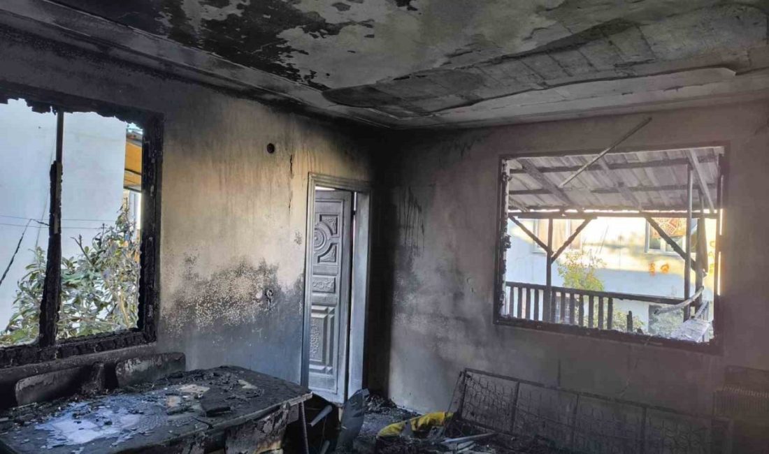 Adana’da alevlere teslim olan müstakil ev tamamen kullanılamaz hale geldi.