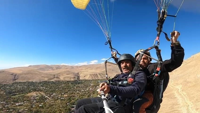 Adilcevaz semalarında yamaç paraşütü heyecanı BİTLİS (İHA) – Bitlis’in Adilcevaz ilçesinde yamaç paraşütü eğitmeni Mehmet