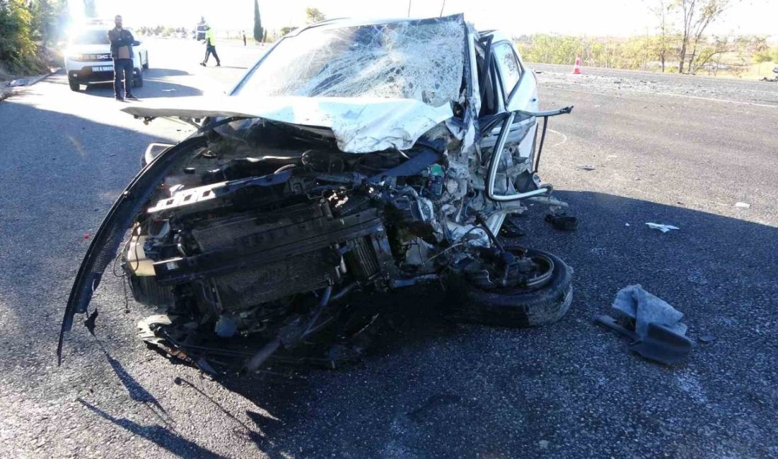 Adıyaman’da, iki otomobilin kafa kafaya çarpışması sonucu meydana gelen feci