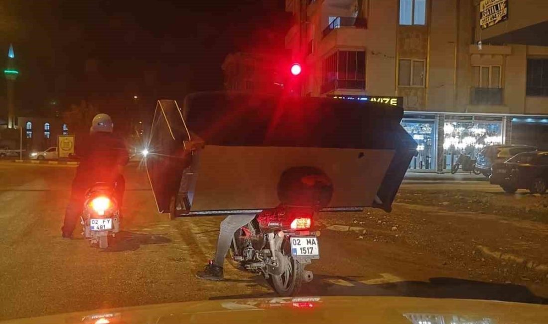 Adıyaman’da bir sürücü, motosikletinin üzerine yerleştirdiği koltukla trafikte ilerlerken kameralara