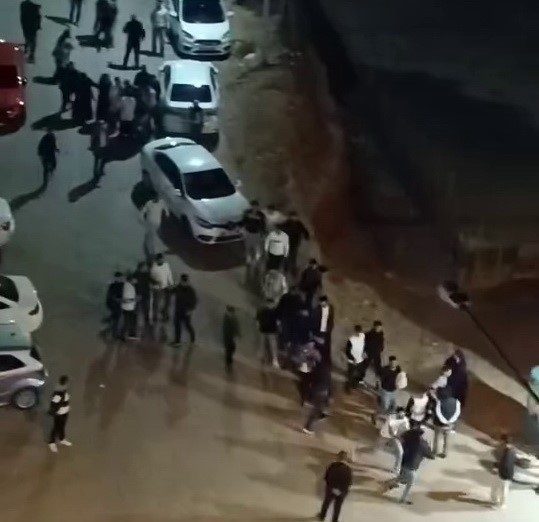 Adıyaman’da sopa, tekme ve yumruklu kavga anları kamerada Adıyaman’da 2 grup arasında çıkan sopa, yumruk ve tekmelerin havada