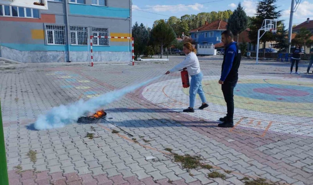 AFAD’dan okullarda yangın ve deprem tatbikatı Afyonkarahisar İl Afet Acil Durum Müdürlüğü (AFAD) tarafından ilk ve