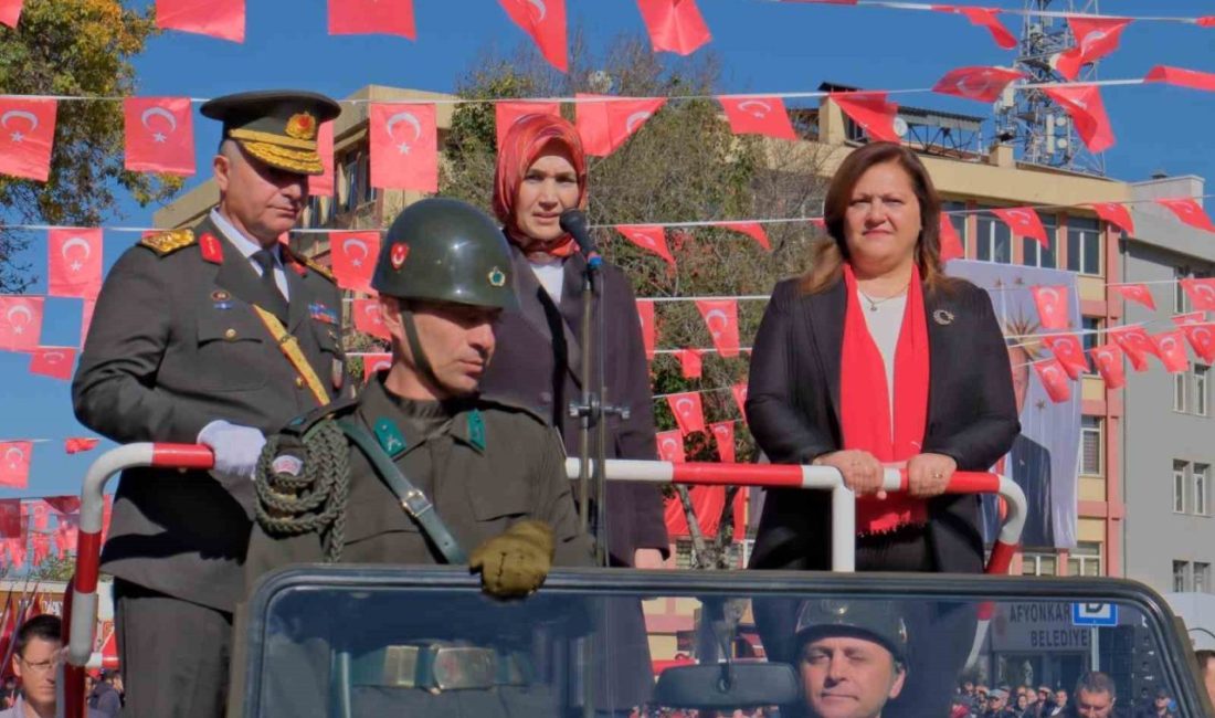 Afyonkarahisar’da 29 Ekim Cumhuriyet Bayramı gerçekleştirilen törenle coşku içerisinde kutlandı.