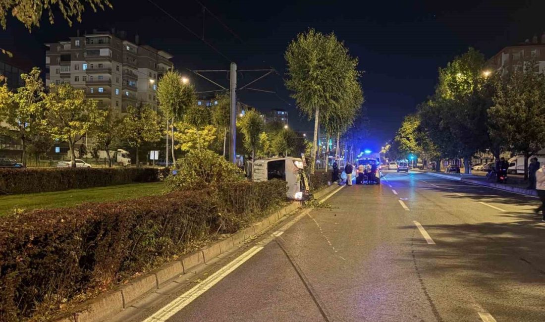 Ağacı devirip, yan yatan araçtan burunları bile kanamadan çıktılar Kayseri’nin Melikgazi ilçesinde ağacı devirdikten sonra yan yatan hafif ticari