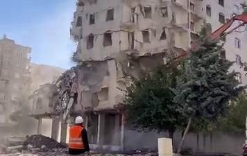 Diyarbakır’da Maraş merkezli depremlerde ağır hasar alan bir bina, iş