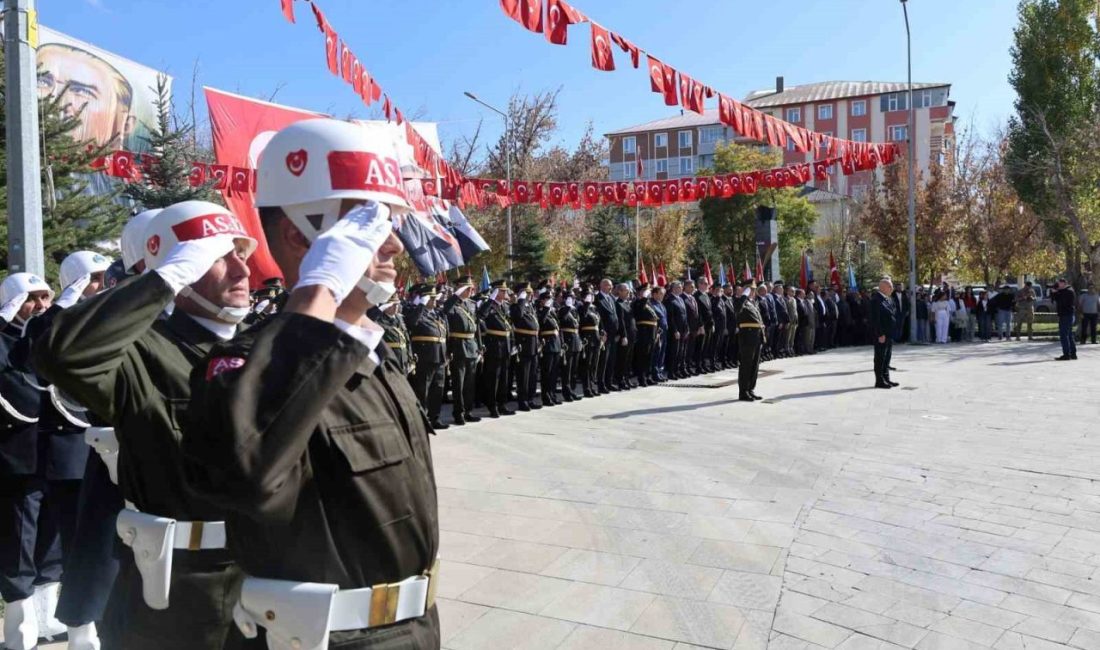 Cumhuriyetin 102. yıl dönümü dolayısıyla Ağrı’da Abide Meydanı’nda çelenk sunma