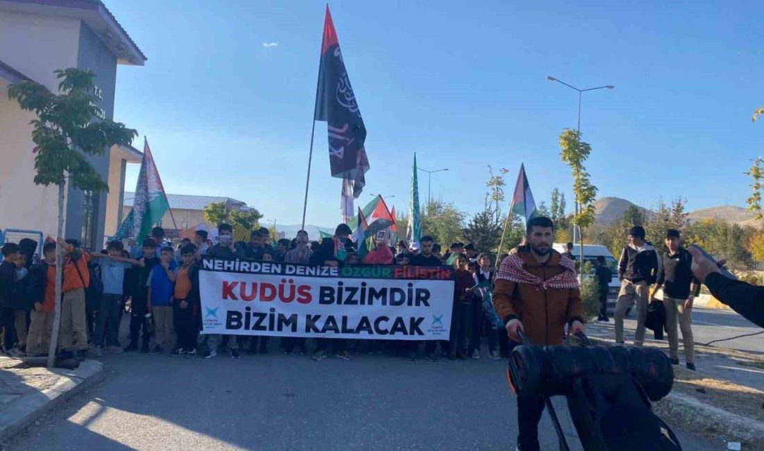 Ağrı’da Gazze ve Aksa Tufanı’na destek yürüyüşü düzenlendi Gazze’de süren saldırılara tepki gösteren binlerce kişi, Patnos’ta düzenlenen yürüyüşte