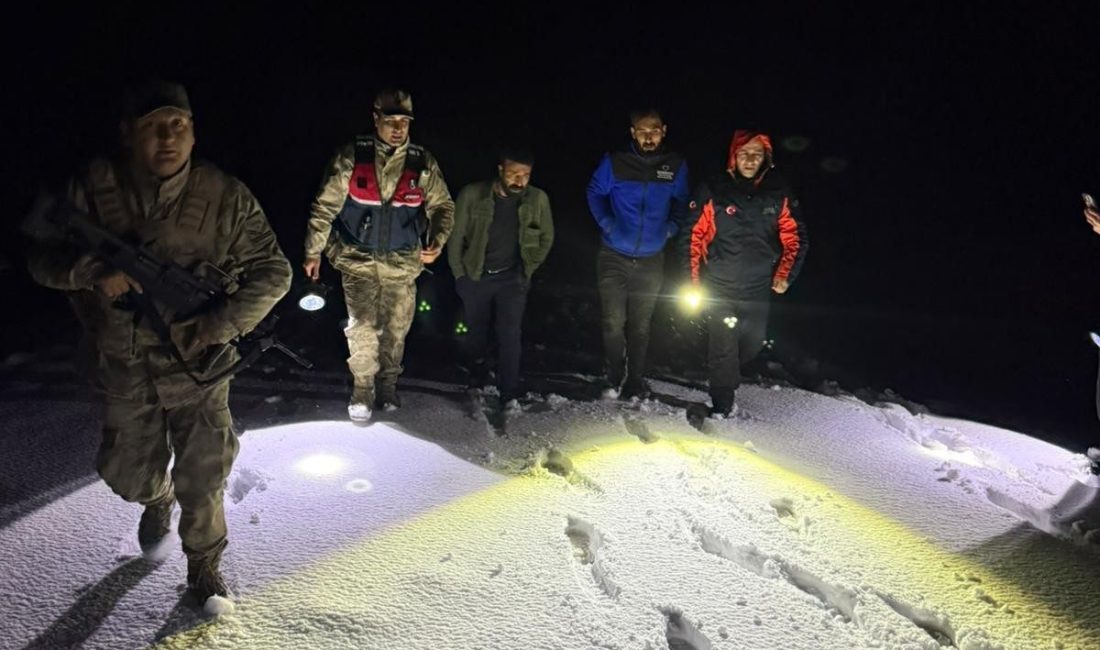 Ağrı’nın Doğubayazıt ilçesi Bezirhane köyünde kara saplanan araçta mahsur kalan
