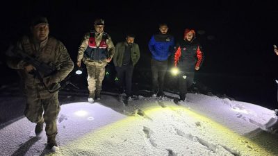 Ağrı’nın Doğubayazıt ilçesi Bezirhane köyünde kara saplanan araçta mahsur kalan