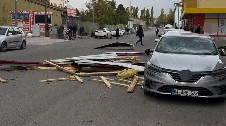 Ağrı’nın Patnos ilçesinde etkili olan şiddetli rüzgar, birçok binanın çatısını
