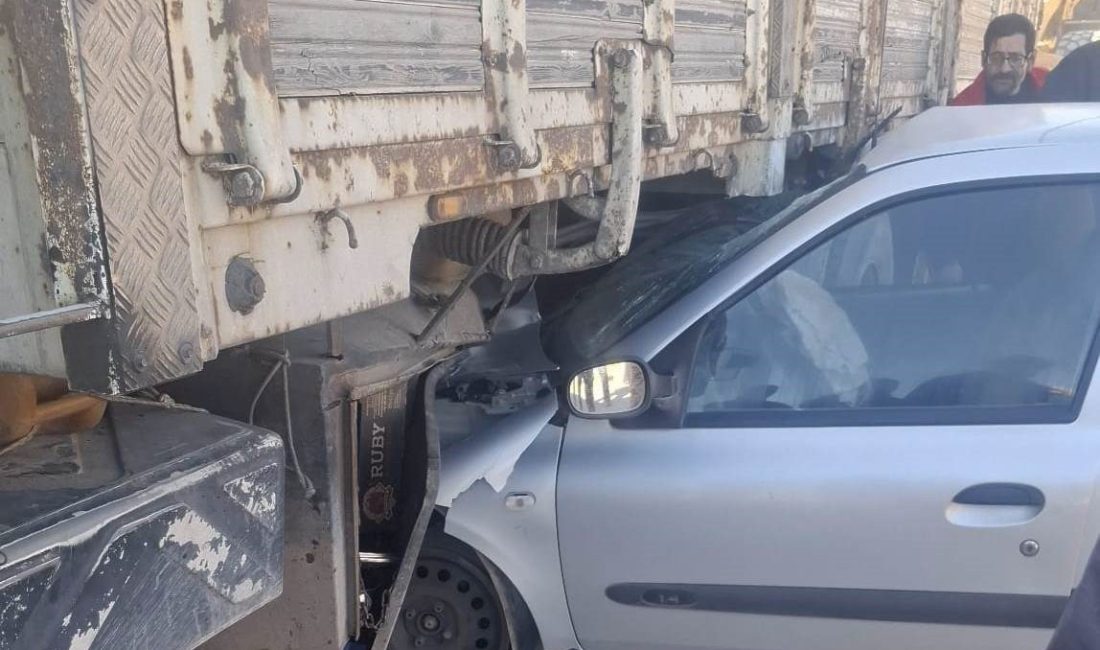 Bitlis’in Ahlat ilçesinde otomobil ile kamyonun çarpışması sonucu meydana gelen