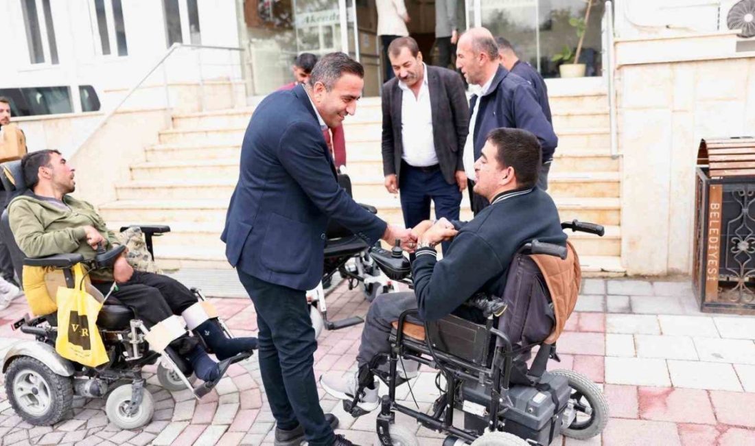 Akçadağ Belediyesi, tekerlekli sandalyeleri eskiyen Eren Algan ve Volkan Öz’e
