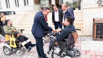 Akçadağ Belediyesi, tekerlekli sandalyeleri eskiyen Eren Algan ve Volkan Öz’e