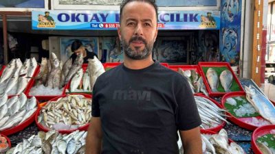 Hatay’da Akdeniz açıklarında teknenin çapa halatına dolanan devasa büyüklükteki köpek